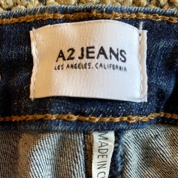 A2 Jeans Skinny w/ Distressing Size 1 Dark Blue in Excellent Condition - Picture 5 of 7